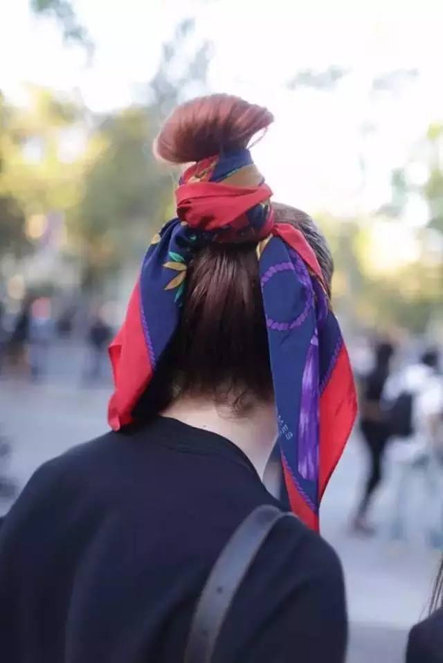 如何用絲巾綁頭發(fā) 個性派絲巾綁發(fā)造型 如何用絲巾綁頭發(fā) 個性派絲巾綁發(fā)造型