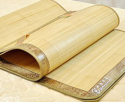 涼席碳化和本色的區(qū)別 讓你知道哪個好 涼席碳化和本色的區(qū)別 讓你知道哪個好