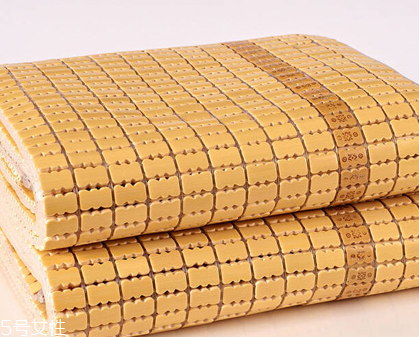 涼席碳化和本色的區(qū)別 讓你知道哪個好 涼席碳化和本色的區(qū)別 讓你知道哪個好