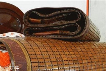 涼席碳化和本色的區(qū)別 讓你知道哪個好 涼席碳化和本色的區(qū)別 讓你知道哪個好