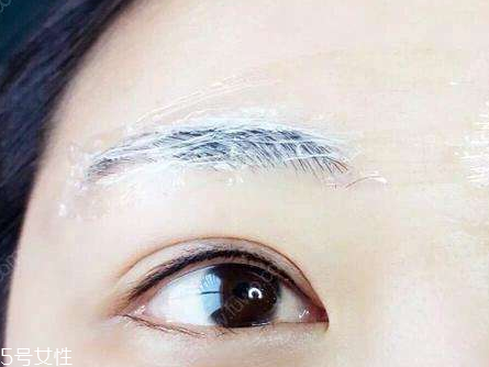 紋眉為什么會(huì)結(jié)痂 因?yàn)橛袀诎? alt=