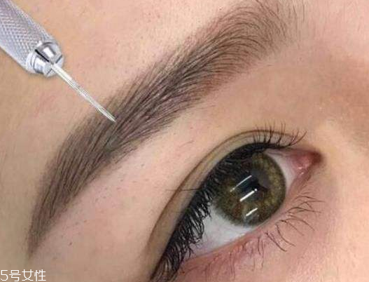紋眉為什么會(huì)結(jié)痂 因?yàn)橛袀诎? alt=
