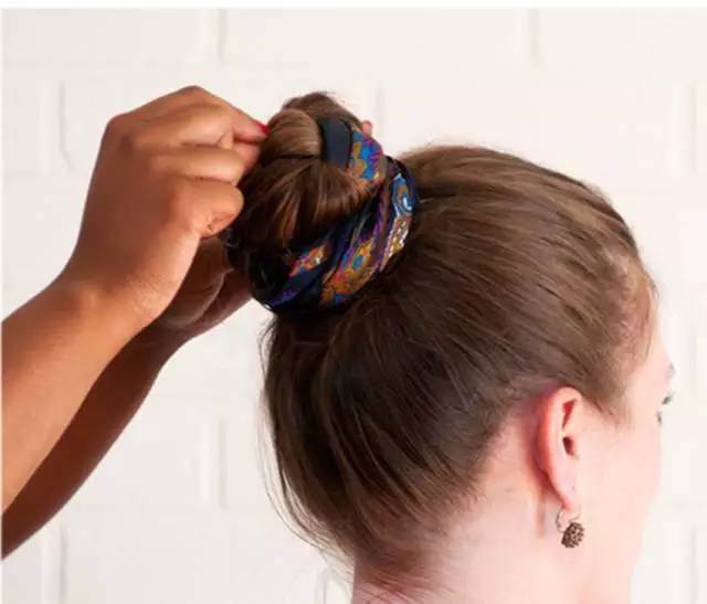如何用絲巾綁頭發(fā) 個性派絲巾綁發(fā)造型 如何用絲巾綁頭發(fā) 個性派絲巾綁發(fā)造型