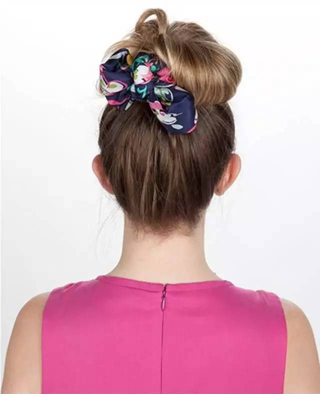如何用絲巾綁頭發(fā) 個性派絲巾綁發(fā)造型 如何用絲巾綁頭發(fā) 個性派絲巾綁發(fā)造型