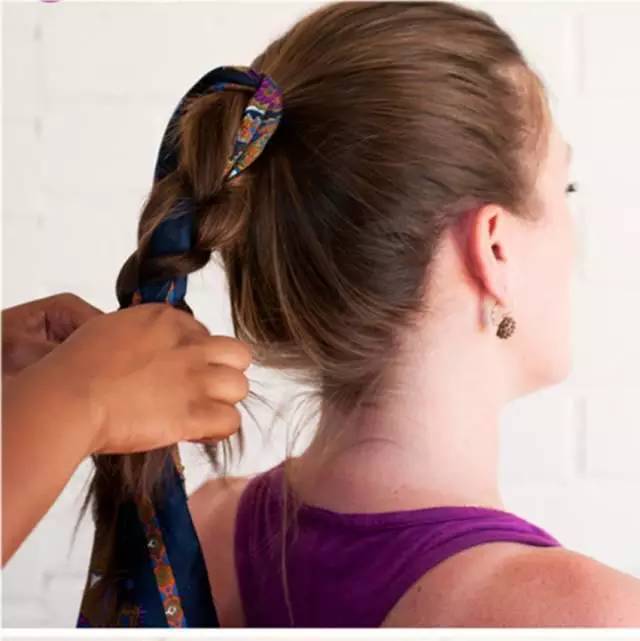 如何用絲巾綁頭發(fā) 個性派絲巾綁發(fā)造型 如何用絲巾綁頭發(fā) 個性派絲巾綁發(fā)造型