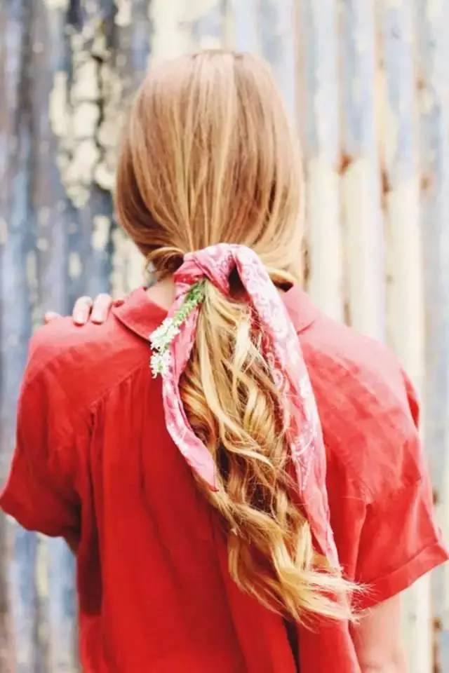 如何用絲巾綁頭發(fā) 個性派絲巾綁發(fā)造型 如何用絲巾綁頭發(fā) 個性派絲巾綁發(fā)造型