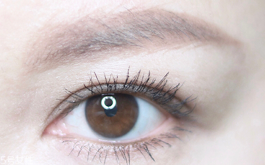 眼線液怎么畫眉毛 深棕和灰色打造自然眉型 眼線液怎么畫眉毛 深棕和灰色打造自然眉型