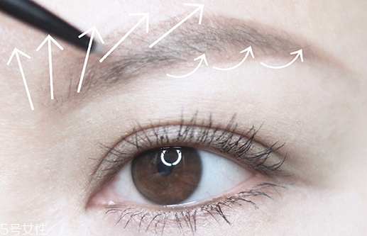 眼線液怎么畫眉毛 深棕和灰色打造自然眉型 眼線液怎么畫眉毛 深棕和灰色打造自然眉型