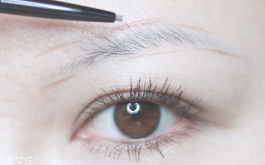 眼線液怎么畫眉毛 深棕和灰色打造自然眉型 眼線液怎么畫眉毛 深棕和灰色打造自然眉型
