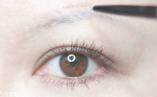 眼線液怎么畫眉毛 深棕和灰色打造自然眉型 眼線液怎么畫眉毛 深棕和灰色打造自然眉型