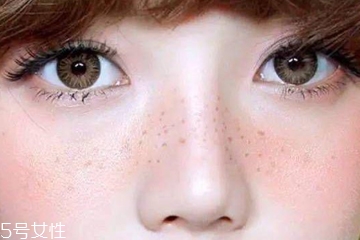 眼線液怎么畫雀斑妝 打造夏天最時髦的雀斑妝 眼線液怎么畫雀斑妝 打造夏天最時髦的雀斑妝