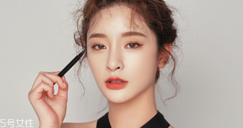 眼線液怎么畫雀斑妝 打造夏天最時髦的雀斑妝 眼線液怎么畫雀斑妝 打造夏天最時髦的雀斑妝