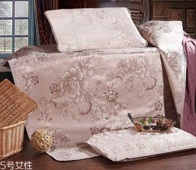 冰絲席是什么材料做的 一種人造絲 冰絲席是什么材料做的 一種人造絲