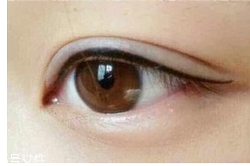美瞳線應(yīng)該紋在哪里 紋在眼皮上 美瞳線應(yīng)該紋在哪里 紋在眼皮上