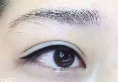 美瞳線應(yīng)該紋在哪里 紋在眼皮上 美瞳線應(yīng)該紋在哪里 紋在眼皮上
