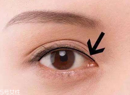美瞳線應(yīng)該紋在哪里 紋在眼皮上 美瞳線應(yīng)該紋在哪里 紋在眼皮上