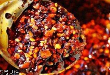 豆瓣醬和甜面醬的區(qū)別 一咸一甜 豆瓣醬和甜面醬的區(qū)別 一咸一甜