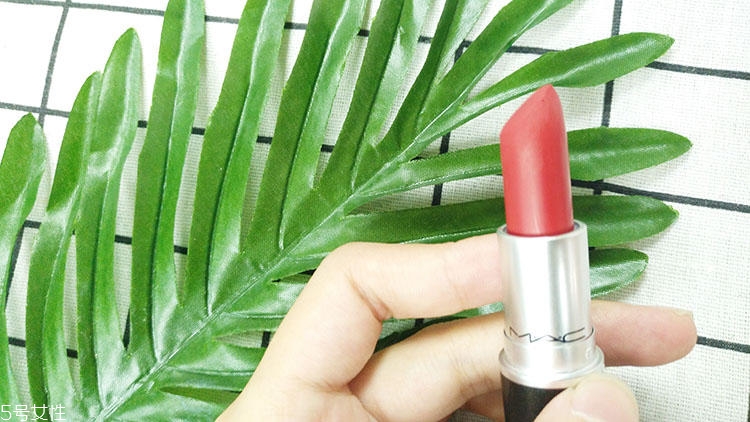 魅可口紅沾杯嗎 為大家測(cè)測(cè)mac沾杯情況