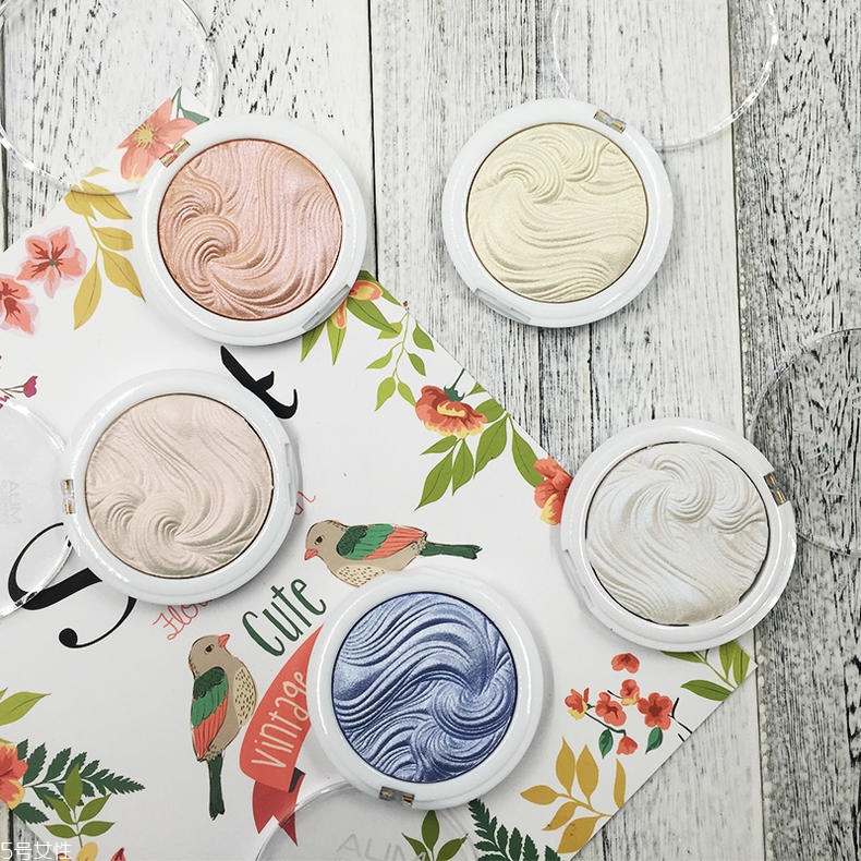 白皮用什么顏色高光好 銀色系讓白皮仙氣飄飄 白皮用什么顏色高光好 銀色系讓白皮仙氣飄飄