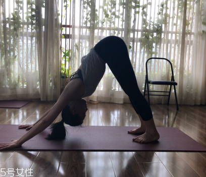 瑜伽服可以機洗嗎 看服裝標(biāo)簽