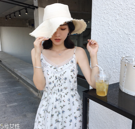 碎花吊帶裙搭配圖片 做夏日的花仙子 碎花吊帶裙搭配圖片 做夏日的花仙子