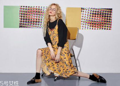 碎花吊帶裙搭配圖片 做夏日的花仙子 碎花吊帶裙搭配圖片 做夏日的花仙子