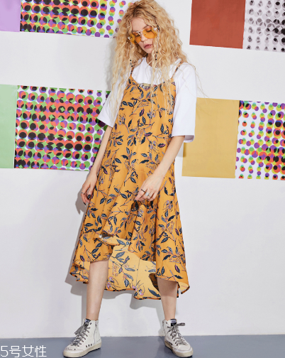 碎花吊帶裙搭配圖片 做夏日的花仙子 碎花吊帶裙搭配圖片 做夏日的花仙子