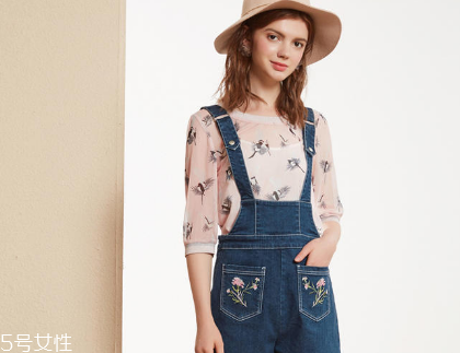 牛仔背帶褲怎么搭配 減齡又時(shí)尚 牛仔背帶褲怎么搭配 減齡又時(shí)尚