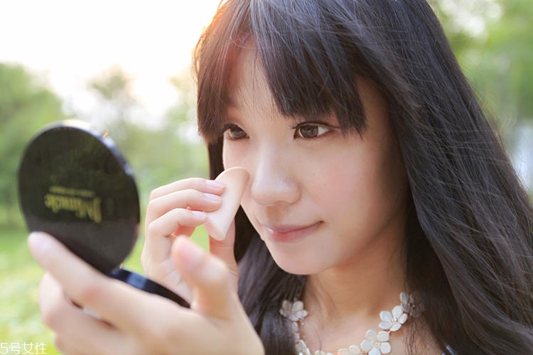 夏天補(bǔ)妝的正確步驟 讓斑駁妝容快速恢復(fù) 夏天補(bǔ)妝的正確步驟 讓斑駁妝容快速恢復(fù)