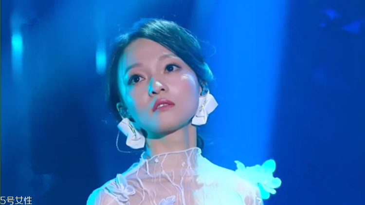 白皮用什么顏色高光好 銀色系讓白皮仙氣飄飄 白皮用什么顏色高光好 銀色系讓白皮仙氣飄飄