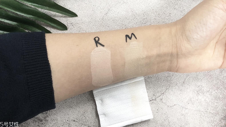 露華濃粉底液和mistine哪個好 2款平價好貨pk 露華濃粉底液和mistine哪個好 2款平價好貨pk