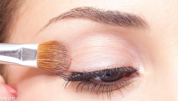 夏天補(bǔ)妝的正確步驟 讓斑駁妝容快速恢復(fù) 夏天補(bǔ)妝的正確步驟 讓斑駁妝容快速恢復(fù)
