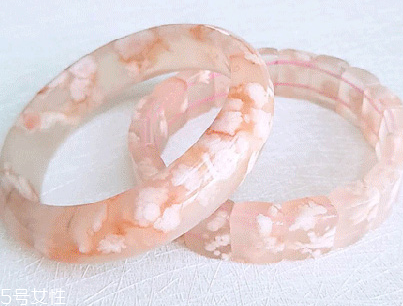 珊瑚玉手鐲價(jià)格 由具體品質(zhì)決定 珊瑚玉手鐲價(jià)格 由具體品質(zhì)決定