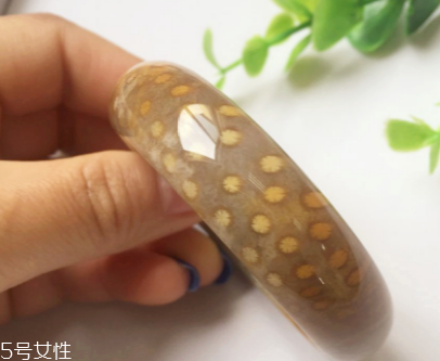 珊瑚玉手鐲什么顏色好 這些都是稀有顏色 珊瑚玉手鐲什么顏色好 這些都是稀有顏色