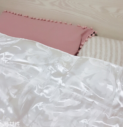 蠶絲被可以用洗衣機(jī)洗嗎 看洗滌標(biāo)簽 蠶絲被可以用洗衣機(jī)洗嗎 看洗滌標(biāo)簽