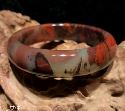 雞血玉手鐲一般多少錢 價值連城 雞血玉手鐲一般多少錢 價值連城