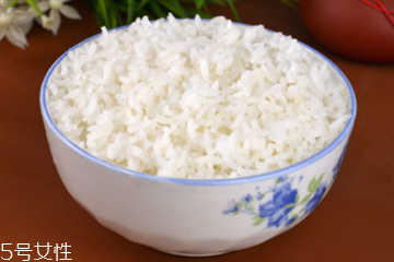 米飯和饅頭哪個(gè)更容易發(fā)胖 保持身材一定要注意 米飯和饅頭哪個(gè)更容易發(fā)胖 保持身材一定要注意