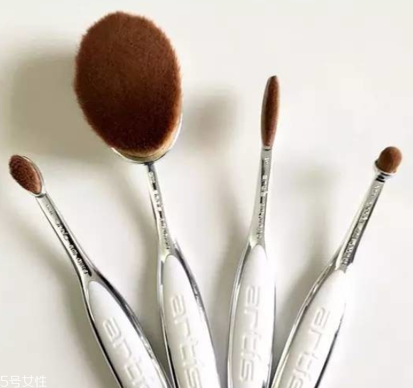 牙刷粉底刷和碗狀粉底刷哪個(gè)好 熱門(mén)粉底刷哪家強(qiáng) 牙刷粉底刷和碗狀粉底刷哪個(gè)好 熱門(mén)粉底刷哪家強(qiáng)