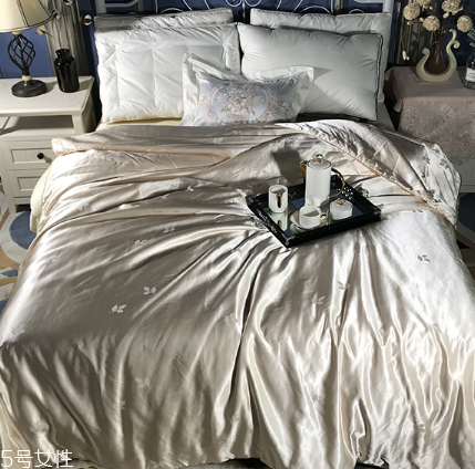 蠶絲被冬天蓋幾斤最合適 根據(jù)地區(qū)選擇 蠶絲被冬天蓋幾斤最合適 根據(jù)地區(qū)選擇