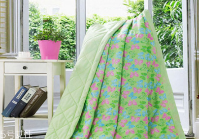 夏涼被可以用洗衣機洗嗎 根據(jù)材質決定