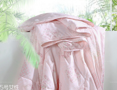 夏涼被可以用洗衣機洗嗎 根據(jù)材質決定