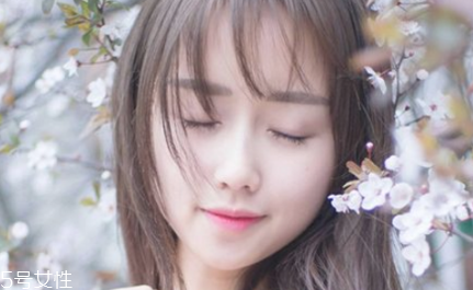 夏天護(hù)膚品要放冰箱嗎 看是什么護(hù)膚品 夏天護(hù)膚品要放冰箱嗎 看是什么護(hù)膚品