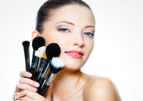 夏天化妝愛出汗怎么辦 持久不脫妝的妙招 夏天化妝愛出汗怎么辦 持久不脫妝的妙招