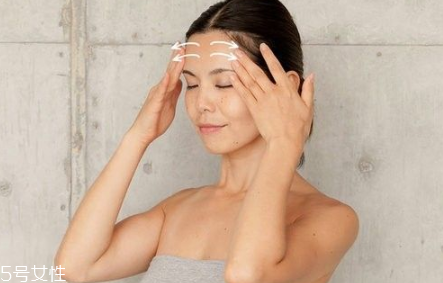 兩眉中間要涂眼霜嗎 有效預(yù)防川字紋 兩眉中間要涂眼霜嗎 有效預(yù)防川字紋