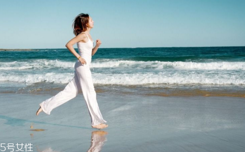 夏天晨跑好還是夜跑好 各自都有好處 夏天晨跑好還是夜跑好 各自都有好處