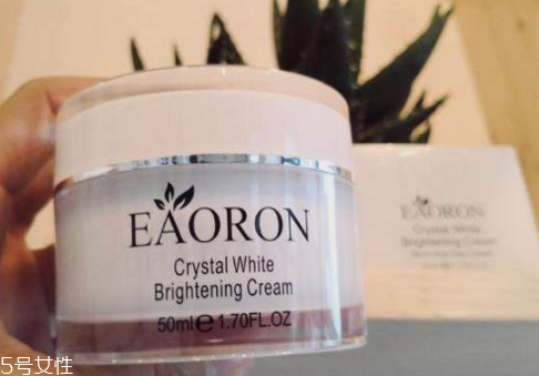 素顏霜能美白嗎 含二氧化鈦和熊果苷才美白 素顏霜能美白嗎 含二氧化鈦和熊果苷才美白