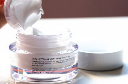 素顏霜能美白嗎 含二氧化鈦和熊果苷才美白 素顏霜能美白嗎 含二氧化鈦和熊果苷才美白