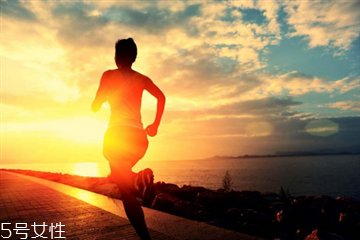 原地跑步能減肥嗎 原地跑步很多好處 原地跑步能減肥嗎 原地跑步很多好處