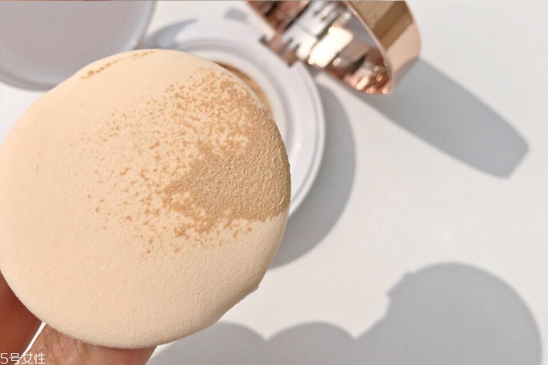 蘭蔻氣墊遮瑕效果好嗎 只能遮住紅血絲和黑眼圈 蘭蔻氣墊遮瑕效果好嗎 只能遮住紅血絲和黑眼圈