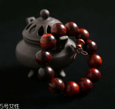 紅酸枝手串怎么盤(pán)玩 這些技巧要掌握